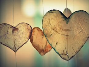Poesie d'amore emozionanti, le cinque più belle da condividere