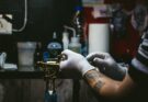 10 cose da sapere prima di fare un tatuaggio: un tatuatore che prepara la macchinetta