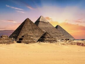 Le piramidi di Giza, una delle meraviglie del mondo antico