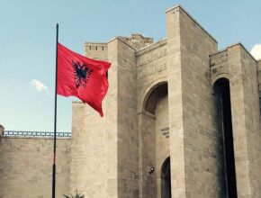 La bandiera albanese: storia e significato