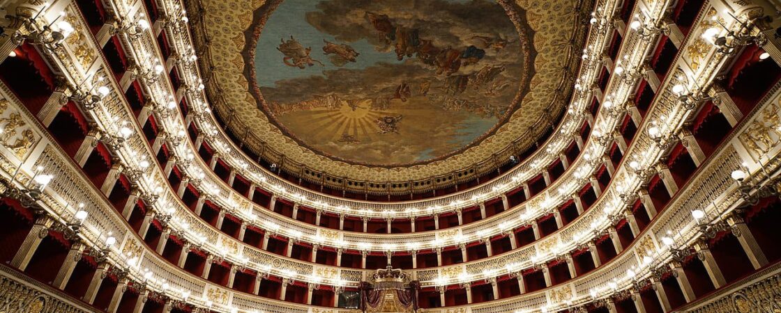 Teatro San Carlo: storia del teatro lirico di Napoli.