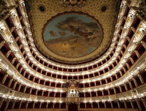 Teatro San Carlo: storia del teatro lirico di Napoli.