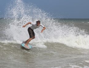 Lo Skimboard: cos'è e come si pratica