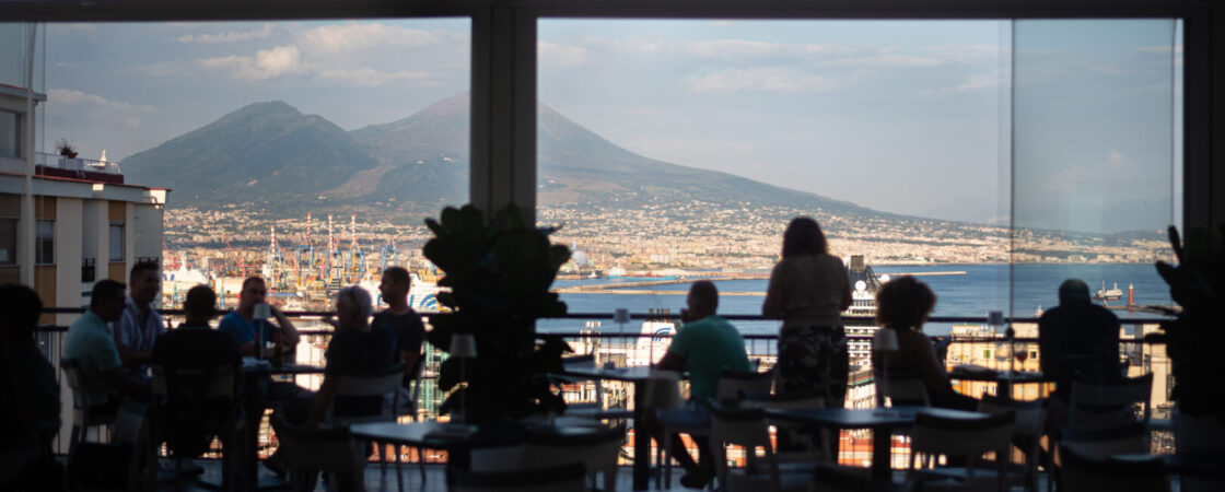 Renaissance Naples Hotel Mediterraneo, l'aperitivo e la cena con vista