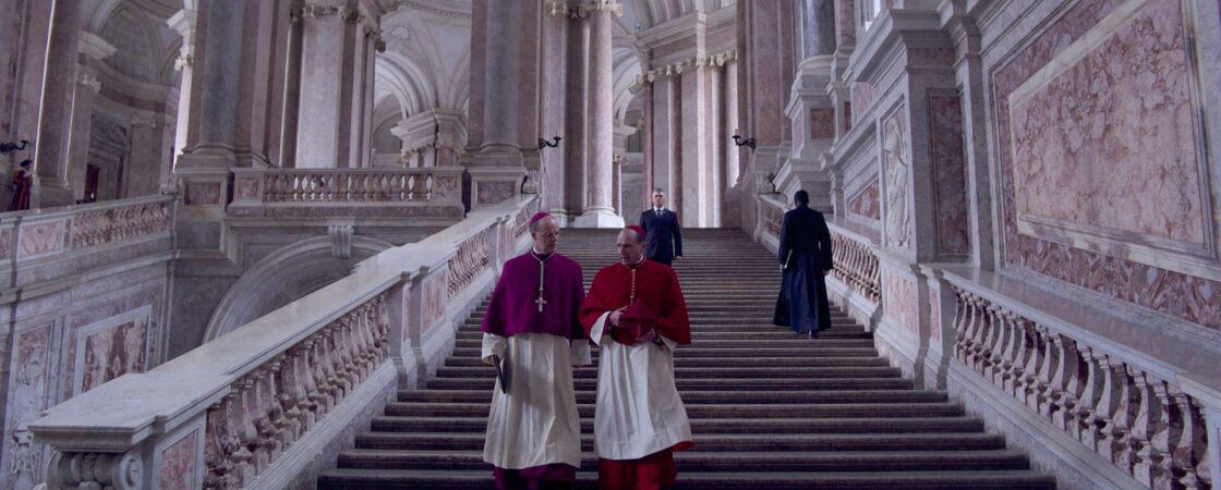 Conclave recensione film di Edward Berger con Ralph Fiennes, Stanley Tucci, Sergio Castellitto e Isabella Rossellini (Credits: Eagle Pictures)