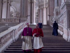 Conclave recensione film di Edward Berger con Ralph Fiennes, Stanley Tucci, Sergio Castellitto e Isabella Rossellini (Credits: Eagle Pictures)