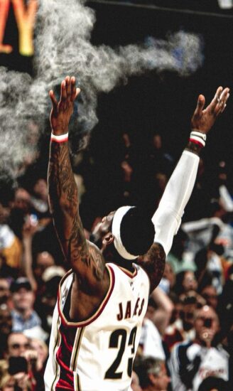 LeBron James nel suo iconico "chalk boss", ovvero lancio del gesso, rituale pre-partita.
Fonte immagine: Pinterest