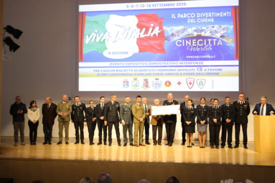 Le Forze dell'Ordine ricevono l'assegno dell'evento benefico "Viva l'Italia" - Foto di Roberto Ceccaroni, Ufficio Stampa